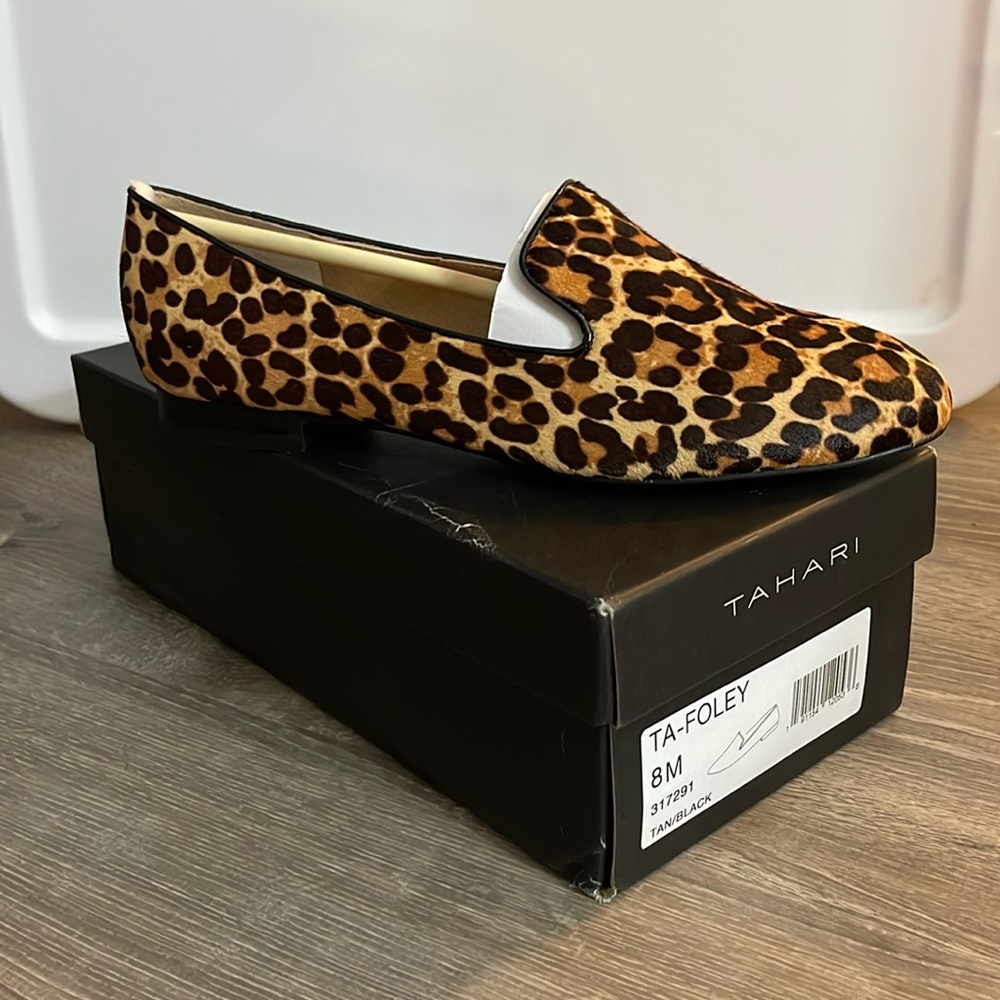 NEW! Tahari leopard print flat/loafer. Size 8M
